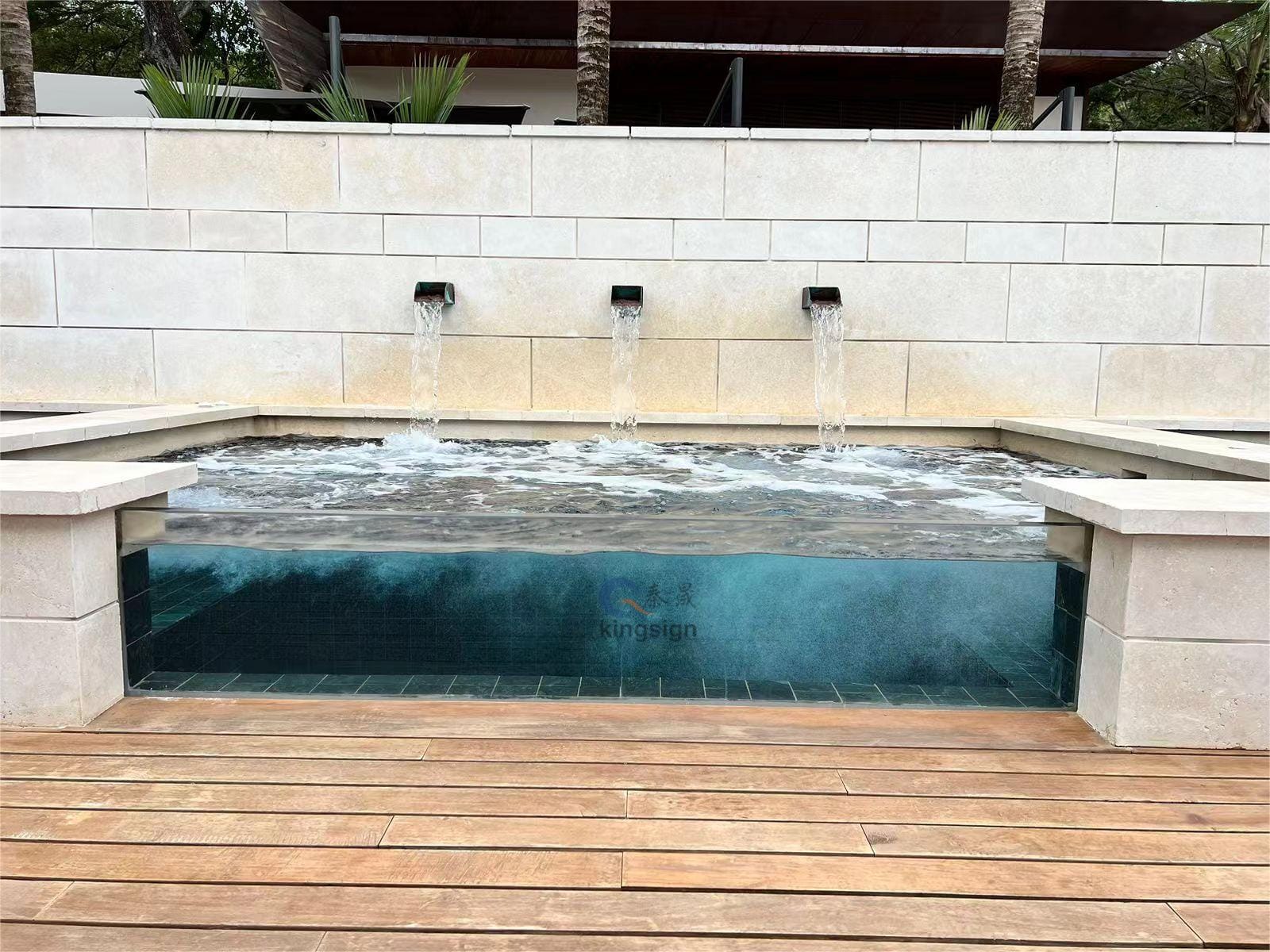 Prečo sa namiesto skla používa akrylová plachta ako okná bazéna?